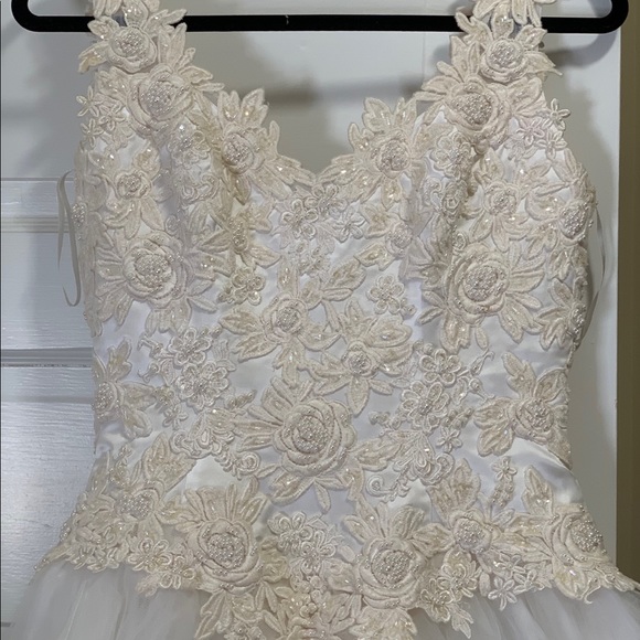 Signature Cream White Lace Sleeveless A-Line Maxi Wedding Dress - Picture 3 of 9